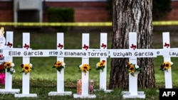 Memorijal žrtavama masovnog ubistva u osnovnoj školi u Uvaldeu u Texasu. (Foto: CHANDAN KHANNA / AFP)