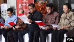 Ketua Mahkamah Konstitusi Arief Hidayat dan anggota MK, dalam jumpa pers di kantornya di Jakarta hari Kamis, (26/1) menanggapi penangkapan Patrialis Akbar oleh KPK. (VOA/Fathiyah Wardah)