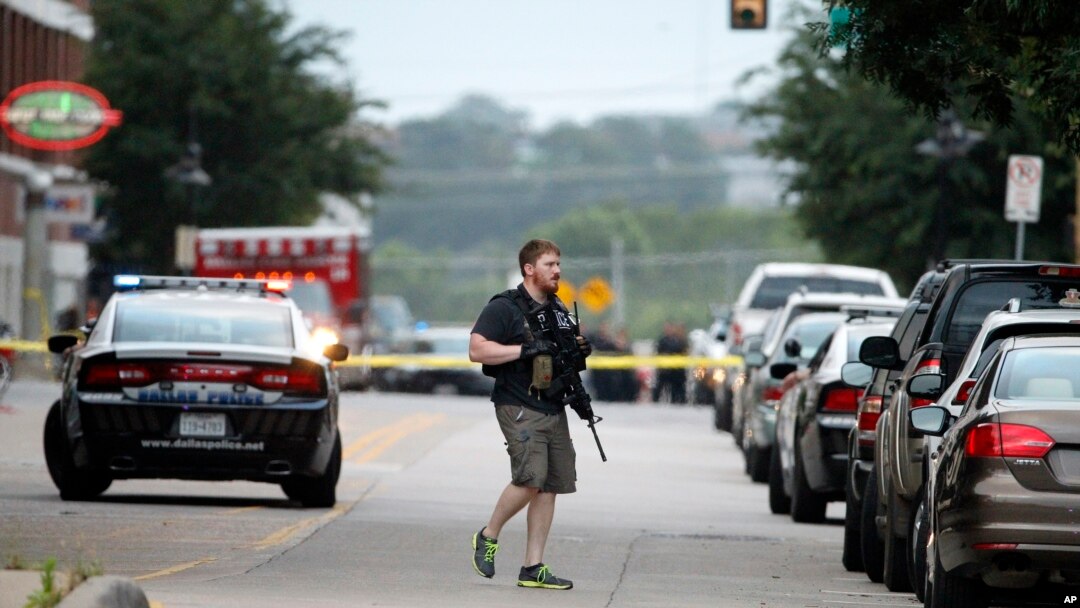 Polisi menyusuri area serangan terhadap markas polisi yang dilakukan oleh pria bersenjata di Dallas, Texas, 13 Juni 2015.