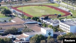 Vue sur le lycée où la fusillade a eu lieu, à Parkland, Floride, le 16 février 2018.