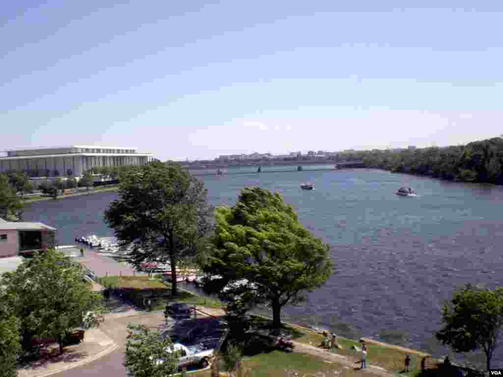 Pogled sa terase švedske ambasade-rijeka Potomac i centar za umjetnost Kennedy