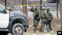 La policía resguarda la cervecería Molson Coors en Milwaukee, Wisconsin, escenario de un mortal tiroteo el miércoles, 26 de febrero de 2020.