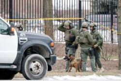 La policía trabaja afuera de la cervecería Molson Coors Brewing Co. en Milwaukee, Wisconsin, el 26 de febrero de 2020, tras informes de un tiroteo.