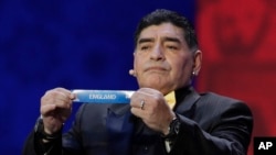 El legendario Diego Armando Maradona participó del sorteo para agrupar a los equipos para el Mundial Rusia 2018.