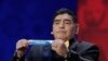 Pemain sepakbola legendaris Argentina, Diego Maradona, mengangkat pita nama tim Inggris dalam pengundian Piala Dunia 2018 di Kremlin, Moskow, Jumat, 1 Desember 2017 (foto: AP Photo/Dmitri Lovetsky)