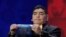 Pemain sepakbola legendaris Argentina, Diego Maradona, mengangkat pita nama tim Inggris dalam pengundian Piala Dunia 2018 di Kremlin, Moskow, Jumat, 1 Desember 2017 (foto: AP Photo/Dmitri Lovetsky)