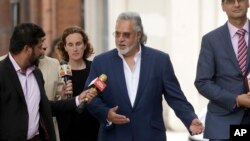 Former Indian politician and billionaire businessman Vijay Mallya, center, arrives for his extradition hearing at Westminster Magistrates Court in London, June 13, 2017. 