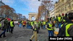 Aksi protes demonstran berjaket kuning di Champs Elysees, Perancis. (Foto: dok).