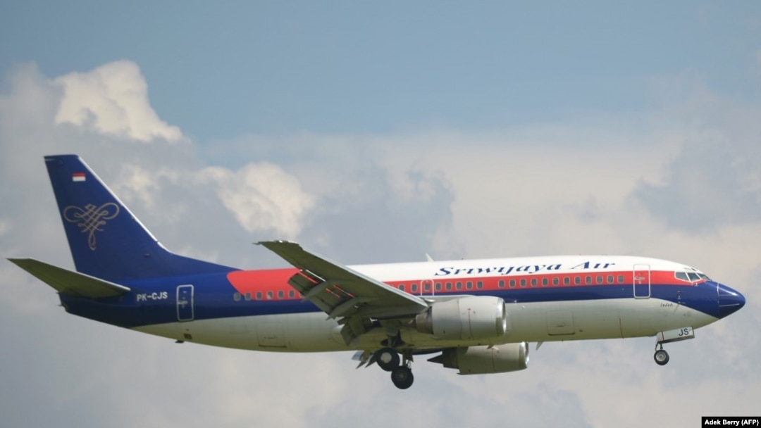 Pesawat Sriwijaya Air Boeing 737-300, mirip dengan Boeing 737-500 SJY182 yang kehilangan kontak dalam penerbangan dari Jakarta ke Pontianak pada 9 Januari. 2021. (Foto: AFP/Adek Berry)