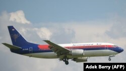 Pesawat Sriwijaya Air Boeing 737-300, mirip dengan Boeing 737-500 SJY182 yang kehilangan kontak dalam penerbangan dari Jakarta ke Pontianak pada 9 Januari. 2021. (Foto: AFP/Adek Berry)