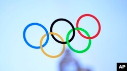 ARCHIVO - Los anillos olímpicos aparecen previo a una reunión de la Junta Ejecutiva del COI el miércoles 29 de noviembre de 2023 en París.