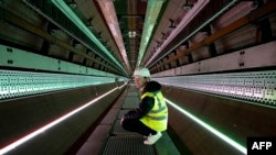 Direktor EHC-a Sascha Lamme šeta unutar tunela dugog 420 metara koji služi kao postrojenje za testiranje, izgrađeno za razvoj hiperloop tehnologija kao potencijalnog budućeg održivog transportnog sistema, u Evropskom Hyperloop centru u Veendamu 26. marta 2024.