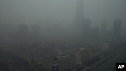 2013年中国发生大规模雾霾污染，中东部地区多座城市达到严重污染级别。图为被雾霾笼罩的北京