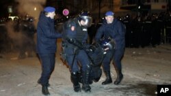 Policijaci odnose povređenog kolegu ispred tadašnje zgrade američke ambasade u Beogradu, 17. februara 2008. (Foto: AP/Darko Vojinović)