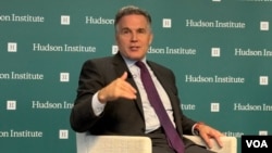 美国共和党联邦参议员戴夫·麦考米克在华盛顿智库哈德逊研究所出席座谈会，并就美中战略竞争发表演讲。(2026年10月16日，美国之音李逸华摄)