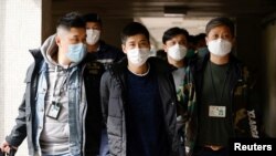 El activista prodemocracia Lester Shum es detenido por agentes de policía después de que más de 50 activistas de Hong Kong fueran arrestados bajo la ley de seguridad mientras se intensifica la represión, en Hong Kong, China 6 de enero de 2021. [Reuters]