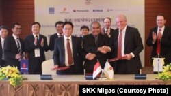 CEO Premier Oil Tony Durrant (kanan), Kepala SKK Migas Amien Sunaryadi (tengah) dan CEO Petrovietnam Nguyen Vu Truong Son (kiri) berjabat tangan setelah menandatangani nota kesepahaman penjualan gas dari Wilayah Kerja Tuna di Laut Natuna Utara ke Vietnam, di sela KTT APEC di Vietnam, pekan lalu. (Courtesy Photo: SKK Migas)