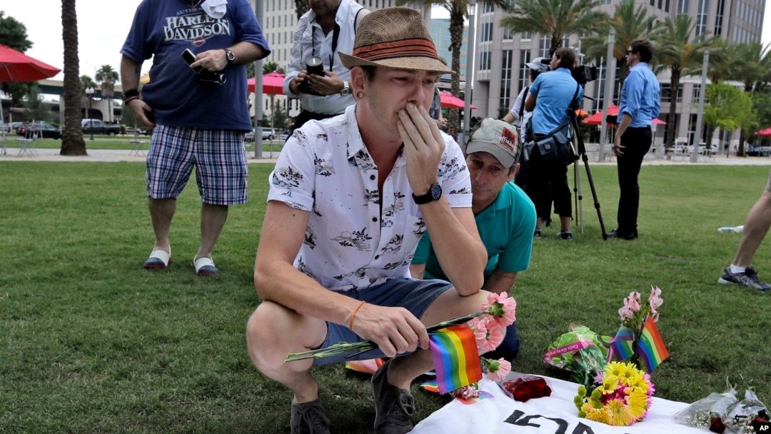Johnathan Dalton ngồi khóc 2 người bạn thiệt mạng trong vụ nổ súng tại Orlando, ngày 13/6/2016.