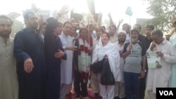  کثرت رای نړیوال ګرځېدونکی دی او په خپلو پښو يې نه يواځې پاکستان کې بلکې د پاکستان نه بهر اوږده سفرونه هم کړي دي.
