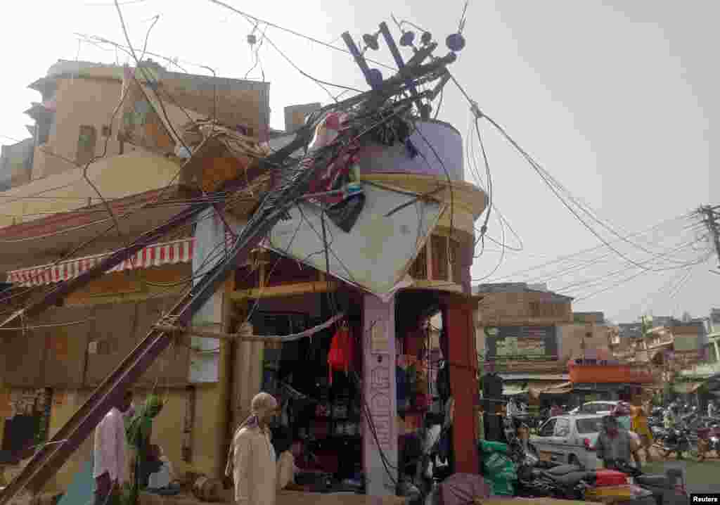 Un poteau électrique endommagé dans un marché après les vents violents et la tempête de sable à Alwar, dans l&#39;état de Rajasthan, en Inde, le 3 mai 2018.