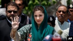 Maryam Nawaz, center, the daughter of former Pakistani prime minister Nawaz Sharif, talks with media following an appearance before a panel investigating the Sharif family's offshore companies and claims of money laundering, in Islamabad, July 5, 2017.