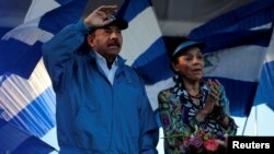 Presiden Daniel Ortega dan istrinya, Wapres Rosario Murillo dalam acara parade di Managua, Nikaragua (foto: dok). 