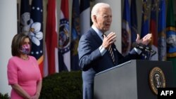 Президент Джо Байден и спикер Палаты представителей Нэнси Пелоси на церемонии в честь принятия «Плана спасения Америки», Белый дом, 12 марта 2021 года