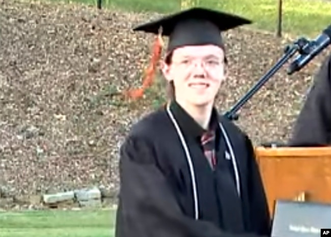 Tangkapan layar dari video tampak Thomas Matthew Crooks dalam acara kelulusan SMA Bethel Park pada 3 Juni 2022. (Foto: SMA Bethel Park via AP)
