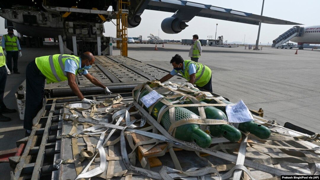 Bantuan dari Amerika Serikat untuk membantu India mengatasi lonjakan kasus COVID-19 tiba di terminal kargo Bandara Internasional Indira Gandhi di New Delhi, India, 30 April 2021. (Foto: Prakash Singh/Pool via AP)