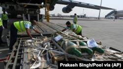 Bantuan dari Amerika Serikat untuk membantu India mengatasi lonjakan kasus COVID-19 tiba di terminal kargo Bandara Internasional Indira Gandhi di New Delhi, India, 30 April 2021. (Foto: Prakash Singh/Pool via AP)