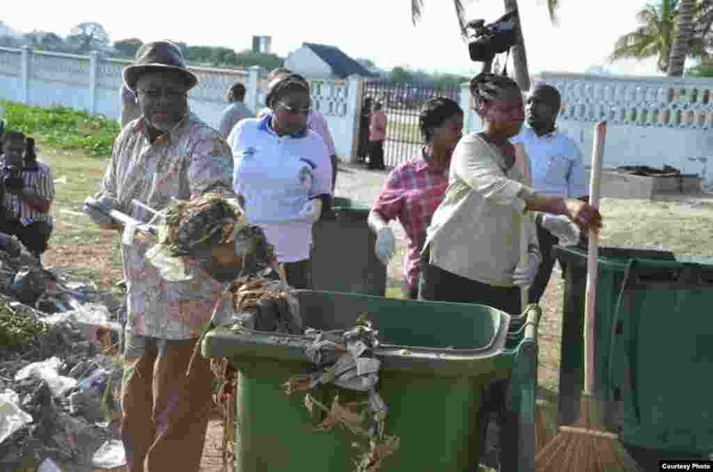 Shugaban Kasar Tanzania John Magufuli ya jagoranci wani aikin tsabtacen kasar a bikin tunawa da ranar samun &#39;yancin kai karo na 54.