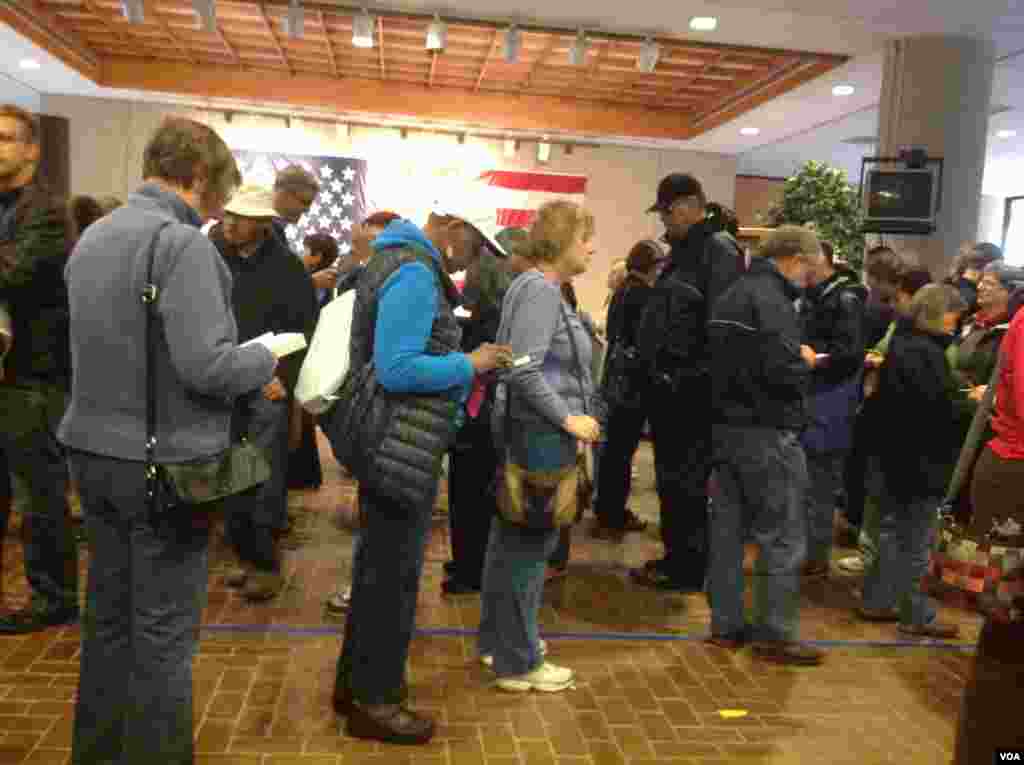 提前投票中心里面也排长队