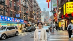 FILE - Reporter April Xu meliput komunitas imigran China di New York, 25 September 2024.