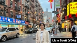 FILE - Reporter April Xu meliput komunitas imigran China di New York, 25 September 2024.