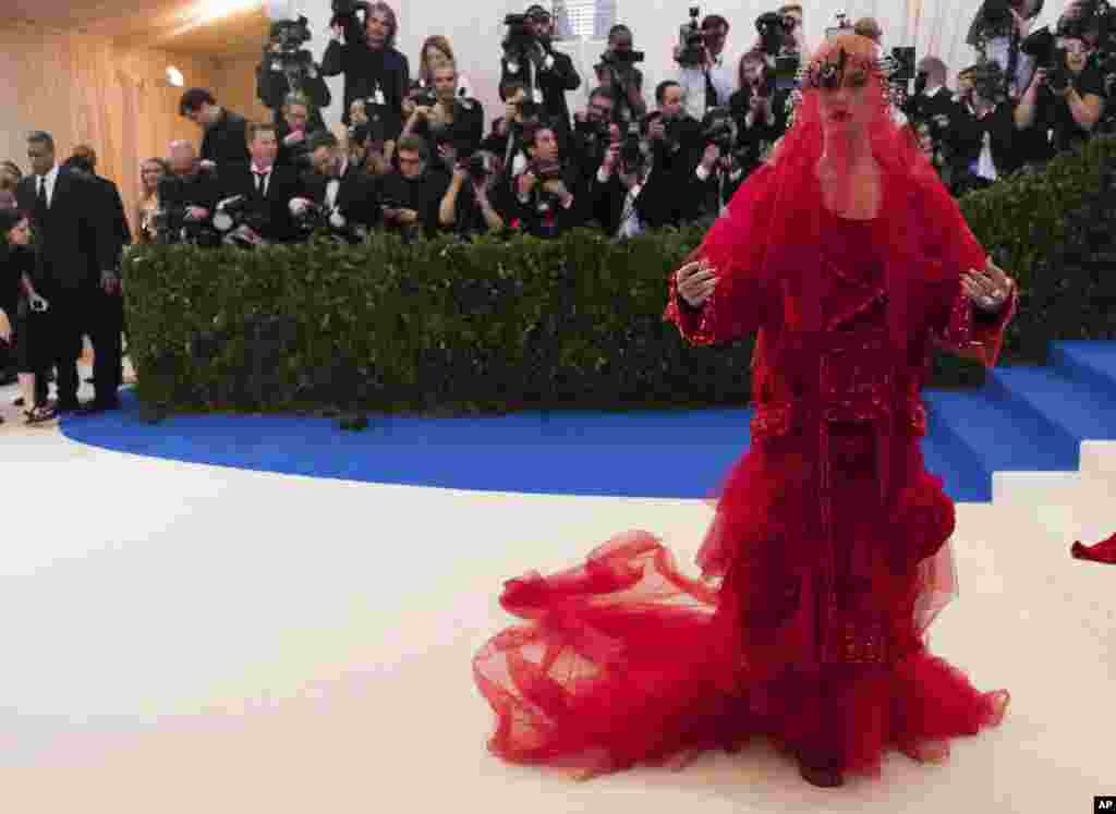 Katy Perry pada acara gala yang diadakan oleh The Metropolitan Museum of Art&#39;s Costume Institute pada malam pembukaan pameran Rei Kawakubo/Comme des Garçons: Art of the In-Between, 1 Mei 2017, di New York.