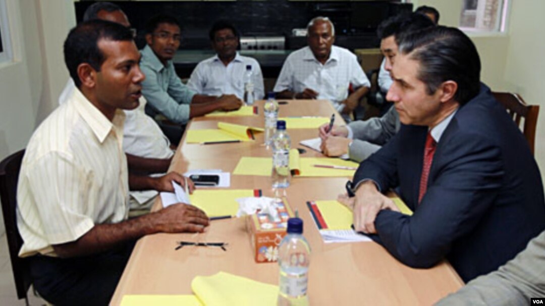 Pejabat PBB Oscar Fernandez-Taranco (kanan) mengadakan pembicaraan dengan mantan Presiden Maladewa Mohamed Nasheed (kiri) hari Jumat (10/2).