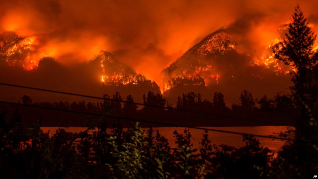 En esta foto de archvio del 4 de septiembre, de 2017, provista por KATU-TV se el incendio forestal visto desde Stevenson, Washington, del otro lado del río Columbia en Columbia River Gorge.