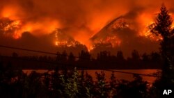 En esta foto de archvio del 4 de septiembre, de 2017, provista por KATU-TV se el incendio forestal visto desde Stevenson, Washington, del otro lado del río Columbia en Columbia River Gorge.