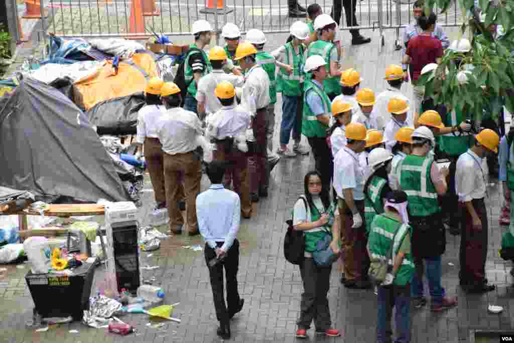 香港地政署人員在雨傘運動最後一個佔領區添美道進行清場行動。(美國之音記者湯惠芸拍攝)