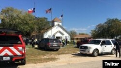 在德克萨斯州的萨瑟兰泉（Sutherland Springs），发生枪击案的教堂被警方封锁。（2017年11月5日）