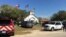 在德克萨斯州的萨瑟兰泉（Sutherland Springs），发生枪击案的教堂被警方封锁。（2017年11月5日）