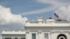 Gedung Putih di Washington D.C., mengibarkan bendera setengah tiang untuk menghormati para korban penembakan massal dalam dua insiden penembakan di Dayton, Ohio, dan El Paso, Texas, Minggu (4/8).
