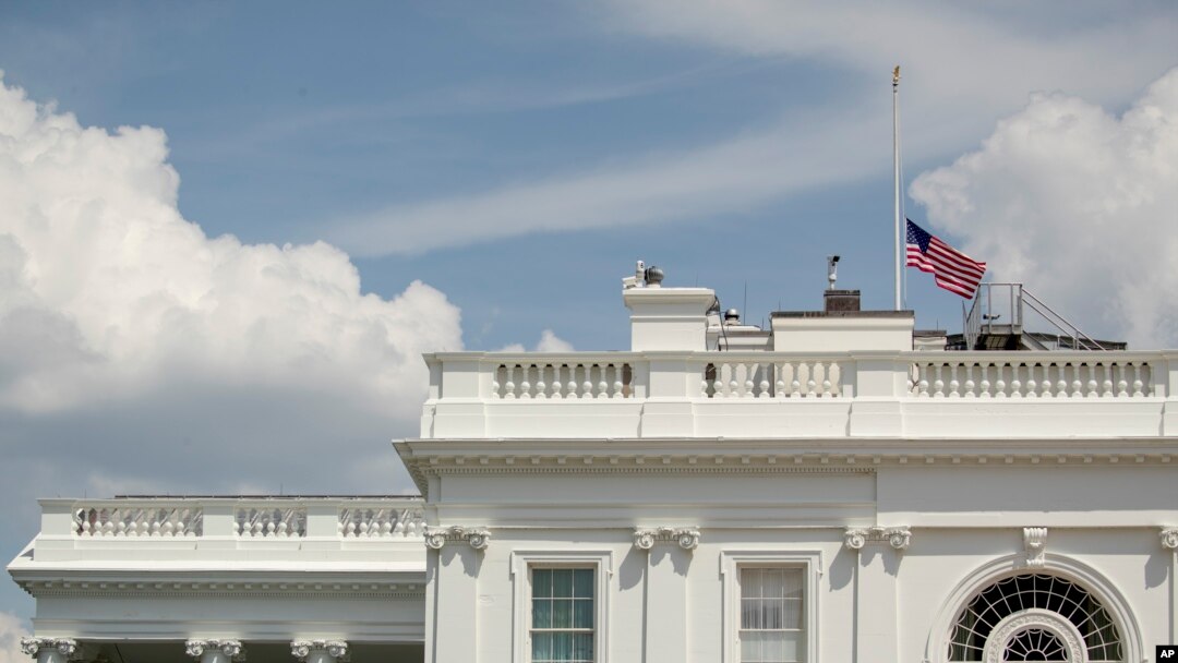 Gedung Putih di Washington D.C., mengibarkan bendera setengah tiang untuk menghormati para korban penembakan massal dalam dua insiden penembakan di Dayton, Ohio, dan El Paso, Texas, Minggu (4/8).