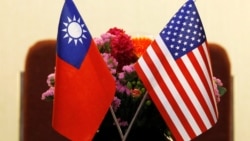 Bendera Taiwan dan AS di Taipei, 27 Maret 2018. (Foto: REUTERS/Tyrone Siu)