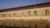 Miembros de la Guardia Nacional de Texas colocan alambrada a orillas del río Bravo, en la frontera de Estados Unidos con México, con el propósito de reforzar la seguridad y desalentar el cruce de migrantes; visto desde Ciudad Juárez, México, el 22 de agosto de 2023.