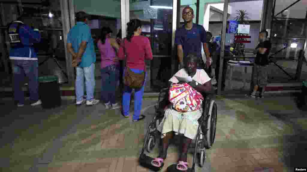 Des patients à l&#39;extérieur d&#39;une clinique à Cali, Colombie, 16 avril 2016.