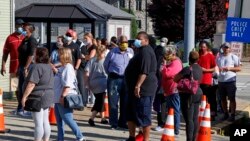 選民在疫情和抗議中戴上口罩投下初選選票