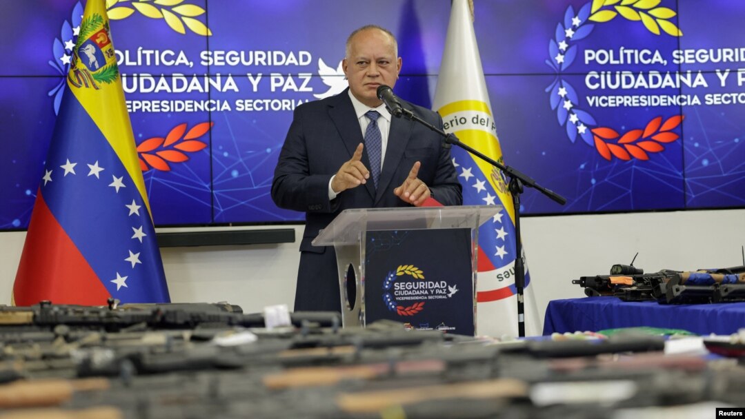El ministro de Interior venezolano, Diosdado Cabello, muestra decenas de armas decomisadas durante las detenciones de cinco extranjeros acusados de complot contra el gobierno de Nicolás Maduro, en Caracas, el 14 de septiembre de 2024.