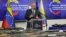 El ministro de Interior venezolano, Diosdado Cabello, muestra decenas de armas decomisadas durante las detenciones de cinco extranjeros acusados de complot contra el gobierno de Nicolás Maduro, en Caracas, el 14 de septiembre de 2024.