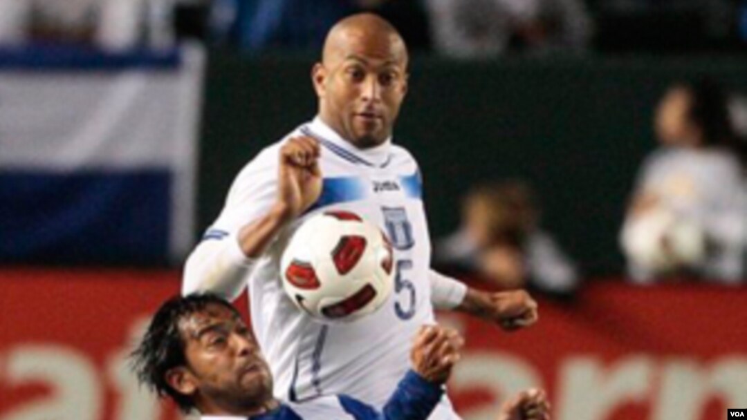 El hondureño Victor Bernardez (blanco), no puede hacerse del balón ante la maniobra del guatemalteco Carlos Ruiz.